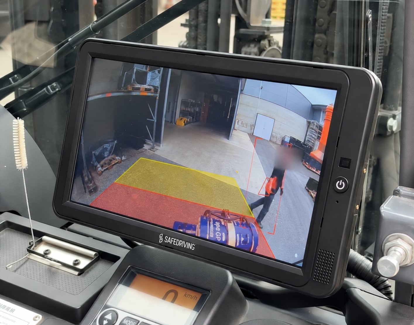 Gaffeltruckhytt med personvarning på monitorn